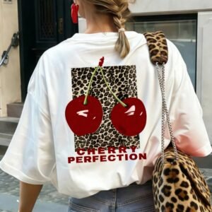 Kadın Oversize Cherry Perfection Kiraz Baskılı Tişört – Beyaz, Bisiklet Yaka, Kısa Kollu