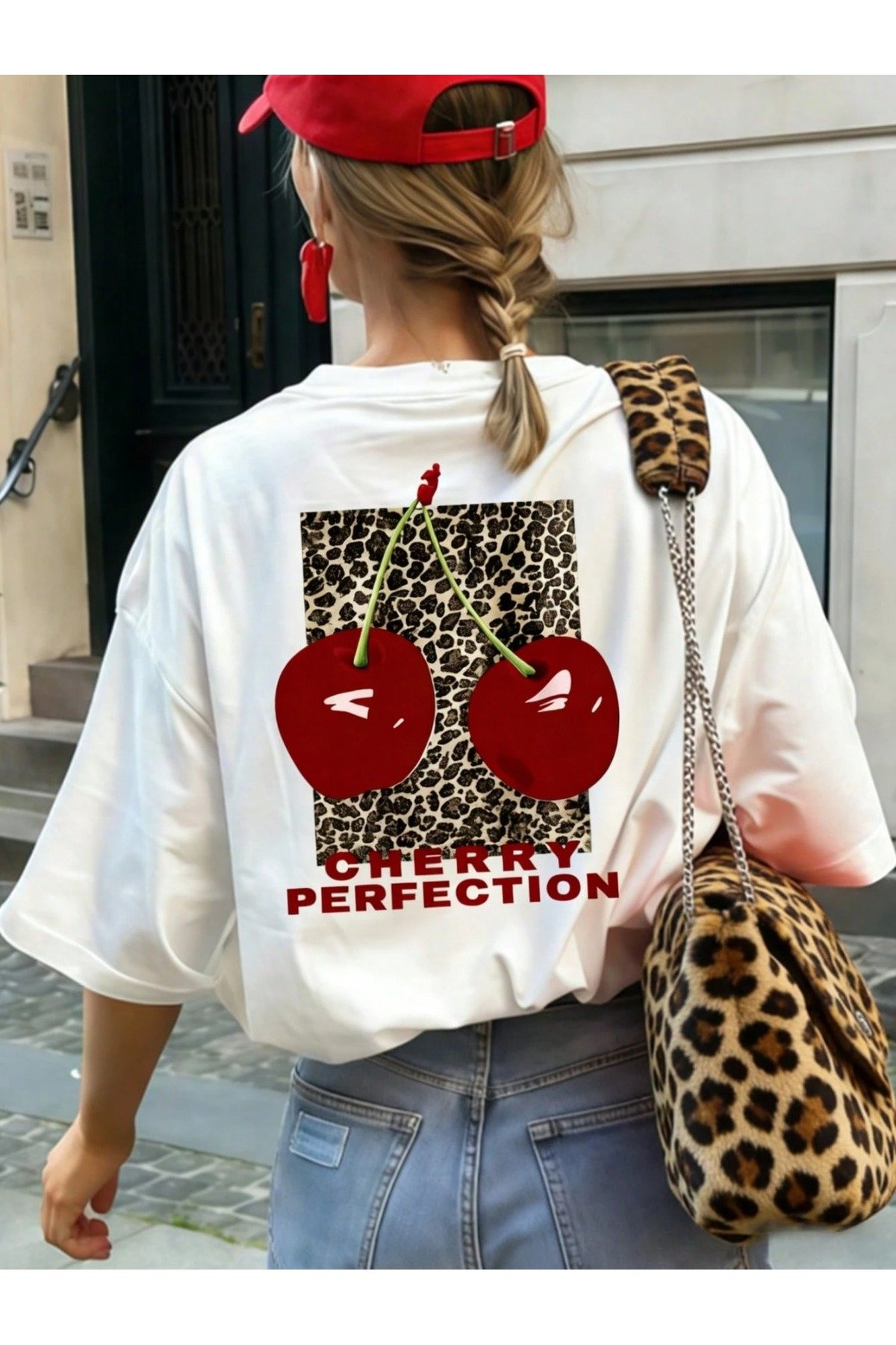 Kadın Oversize Cherry Perfection Kiraz Baskılı Tişört – Beyaz, Bisiklet Yaka, Kısa Kollu