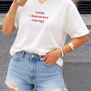 Kadın Oversize Main Character Energy Baskılı Tişört – Beyaz, Bisiklet Yaka, Kısa Kollu